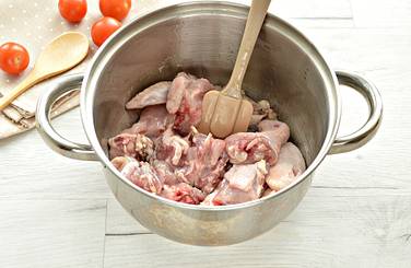 Куриную тушку рубим (разрезаем) на крупные порционные куски