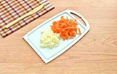 А теперь займемся овощами: свежей морковкой и луком
