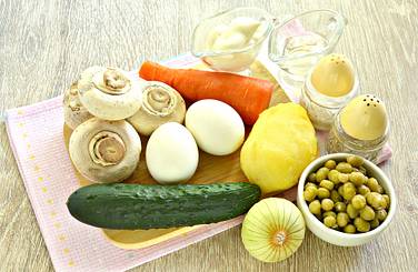 Для грибного салата Оливье берём нужные продукты