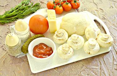 Для приготовления пиццы берём необходимые продукты
