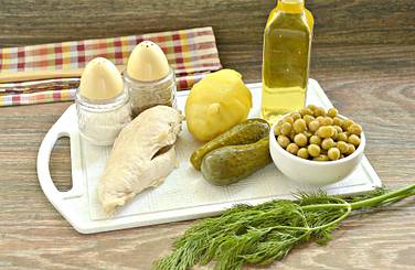 Для салатного блюда без майонеза берём нужные продукты по списку