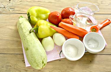 Вот продукты и специи, которые потребуются для зимней заготовки с кабачками (выход 0,5-0,7 л)