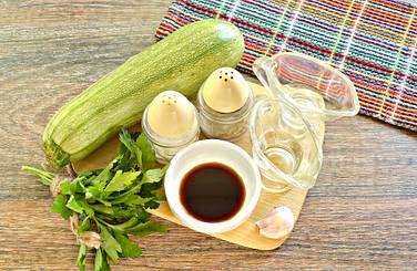 Подготавливаем необходимые ингредиенты для вкусной и пикантной закуски из кабачков