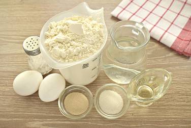 Чтобы испечь в духовке батон «Деревенский», подготовим нужные продукты