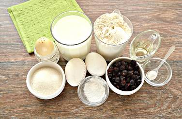 Подготавливаем продуктовый набор для рецепта блинов с ягодной начинкой