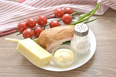Чтобы приготовить быстрый салат с копчёной курицей и черри, возьмём нужные продукты