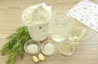 Чтобы испечь дома батон с чесноком и зеленью, возьмём нужные продукты