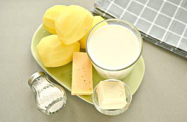 Берём для готовки картофельного пюре указанные продукты