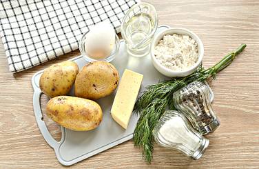 Возьмём продукты для рецепта картофельных котлет с сыром