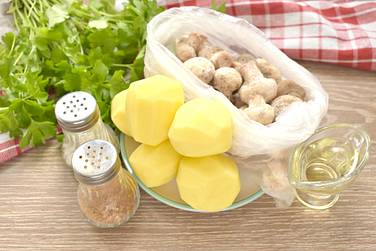 Чтобы приготовить на сковороде картошку с замороженными шампиньонами, возьмём указанные продукты