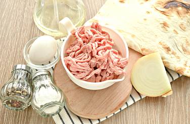 Подготовим нужные продукты для чебуреков