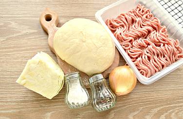 По списку готовим требуемые продукты, из которых мы приготовим вкусные манты с капустой и фаршем