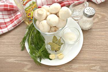 Чтобы замариновать шампиньоны с укропом и чесноком, подготовим нужные ингредиенты