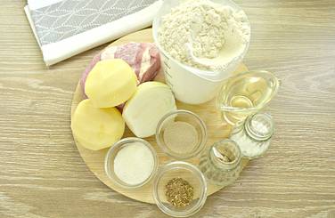 Чтобы испечь в духовке пирог с картошкой и мясом из дрожжевого теста, возьмём ингредиенты в указанных количествах по списку