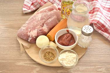 Чтобы сварить подливу из свинины к гречке, подготовим необходимые продукты