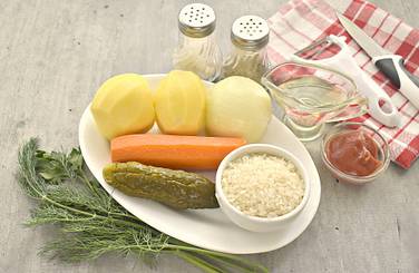 Чтобы сварить рассольник с рисом и огурцами, подготовим нужные продукты