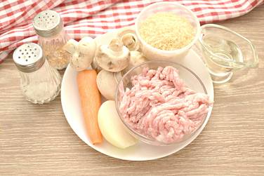 Чтобы приготовить на сковороде рис с грибами и фаршем, возьмём нужные продукты