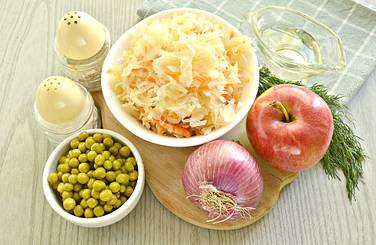 По списку подготавливаем продукты для салата