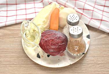 Чтобы сделать салат из чёрной редьки и свёклы, подготовим нужные продукты