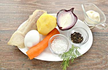 Подготовим продукты для рыбного салата