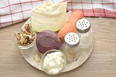 Для приготовления салата с капустой, свёклой и орехами возьмём нужные продукты