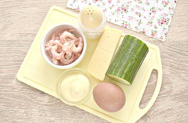 По списку для салата возьмём нужные продукты
