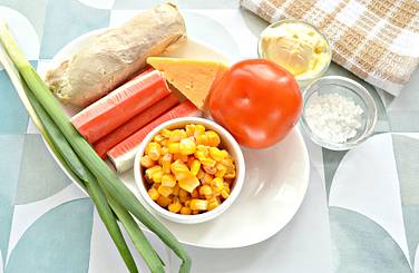 Для рецепта отвариваем куриное мясо, остужаем его