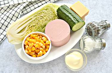 По списку берём продукты для готовки салата