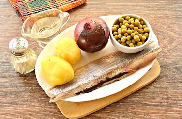 Для реализации рецепта рыбного салата берём продукты по списку