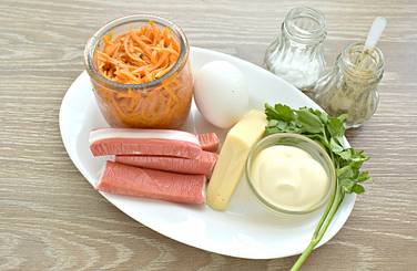 Чтобы сделать салат Валерия с корейской морковкой и крабовыми палочками, возьмём нужные продукты