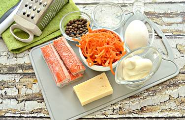 Возьмём нужные продукты для приготовления салата