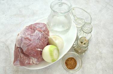 Чтобы сделать шашлык из свинины на минералке и уксусе, возьмём продукты по списку