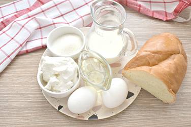 Чтобы сделать на сковороде сладкие гренки с творогом, подготовим указанные продукты