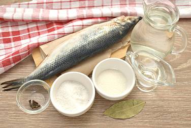 Чтобы засолить селёдку в уксусе, подготовим нужные продукты