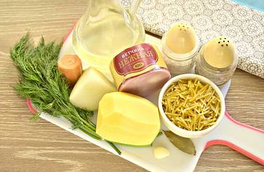 Подготавливаем нужные продукты для приготовления простого, но очень вкусного супа