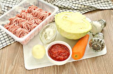 Подготовим нужные продукты для тушения капусты на сковороде