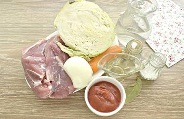 Чтобы потушить капусту с мясом в мультиварке, возьмём продукты по списку