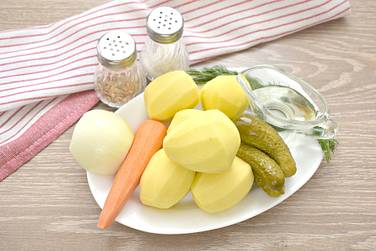 Чтобы потушить картошку с солёными огурцами, подготовим указанные продукты