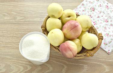 Чтобы сделать на зиму варенье из нектаринов, возьмём нужные продукты
