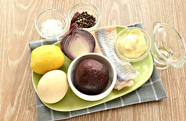 Для рецепта заранее отвариваем картофель и свёклу, яйцо