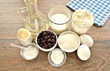 Подготавливаем продукты для рецепта заливного пирога