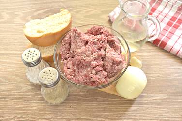 Чтобы сделать для заморозки домашние котлеты, подготовим указанные продукты