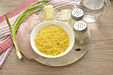 Чтобы пожарить на сковороде вермишель с курицей, подготовим нужные продукты