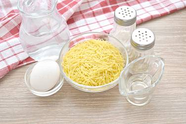 Чтобы приготовить на сковороде вермишель с яйцом, возьмём нужные продукты