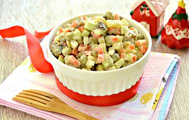 Аппетитный салат оливье с грибным вкусом готов, всем приятного перекуса!