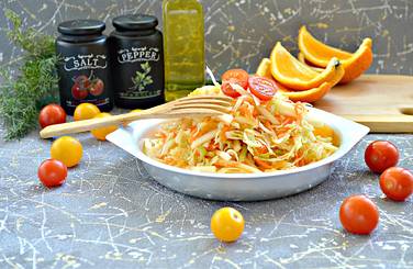 Оригинальный по своим вкусовым свойствам морковный салат с капустой и апельсином без майонеза приготовлен