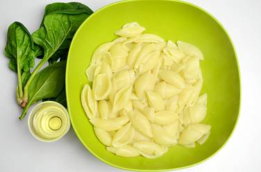 Макароны-ракушки варят в соленой воде, ориентируясь на время, указанное на упаковке