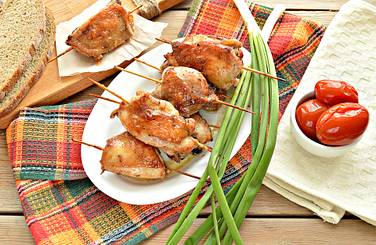 Сочный и аппетитный шашлык из куриных бедер готов! Приятного вам перекуса!