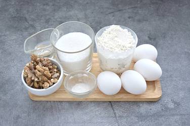 Для приготовления бисквита с грецкими орехами потребуются вот такие продукты