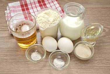 Чтобы пожарить на сковороде блины на молоке и пиве, подготовим указанные продукты